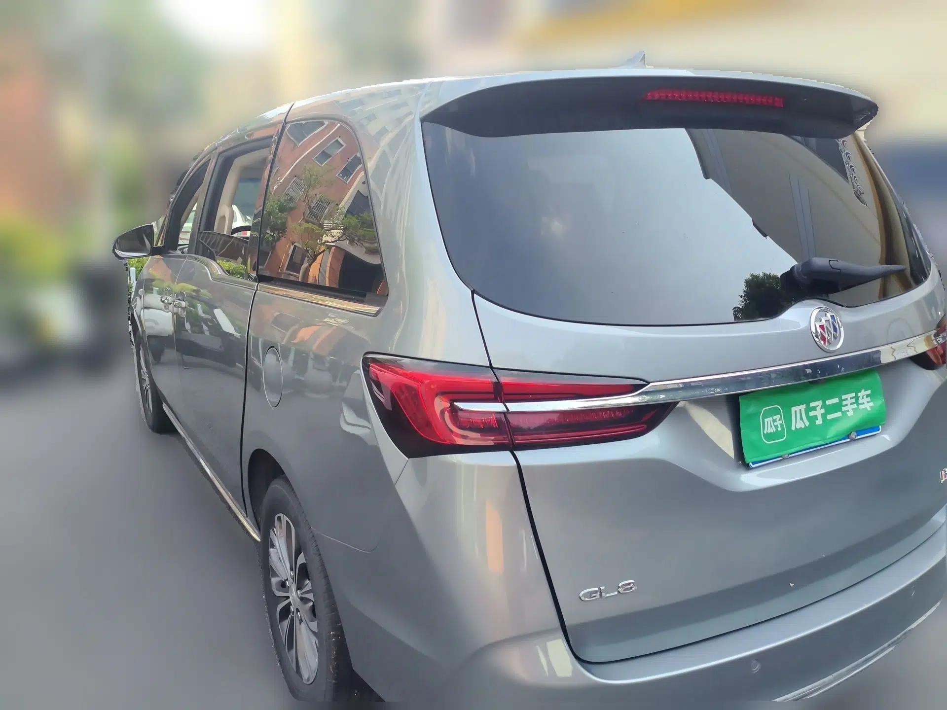 Buick GL8 2023 Facelifted Land Cruiser Executive Luxury Version — миниатюра 4