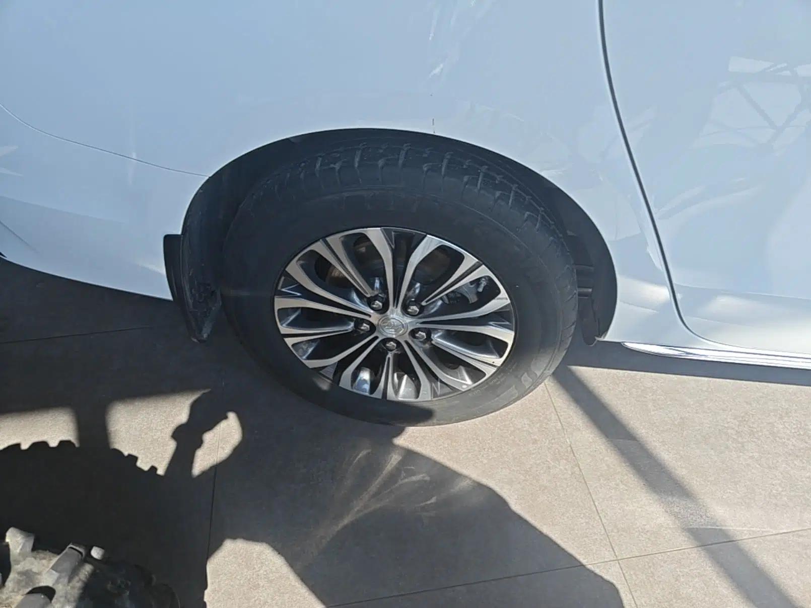 Buick GL8 2023 Facelifted Land Cruiser Executive Luxury Version — миниатюра 11