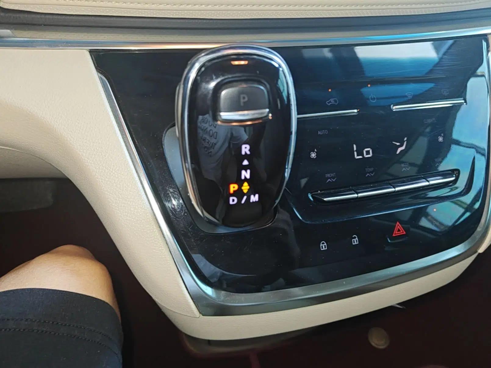 Buick GL8 2023 Facelifted Land Cruiser Executive Luxury Version — миниатюра 16