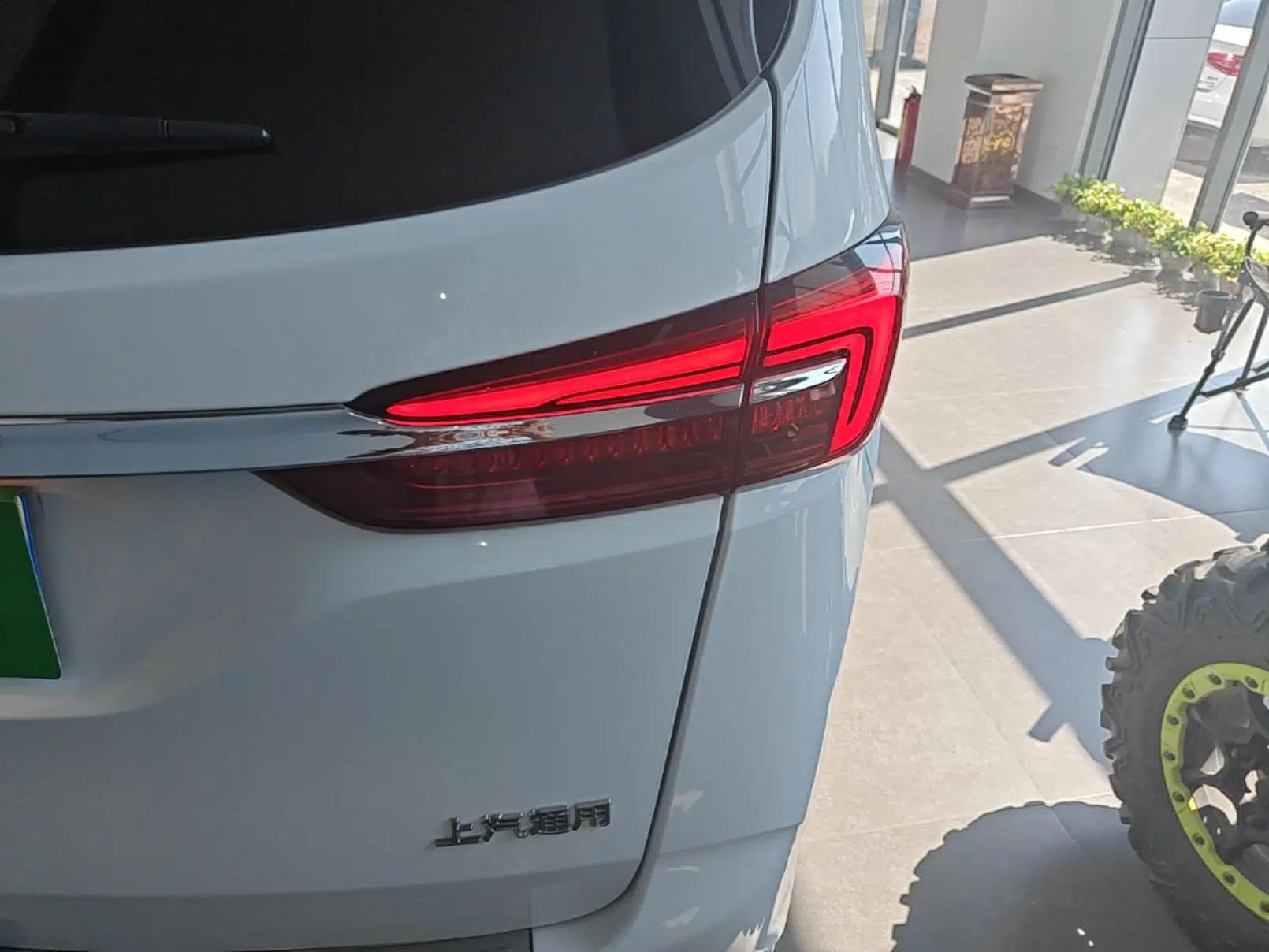 Buick GL8 2023 Facelifted Land Cruiser Executive Luxury Version — миниатюра 9