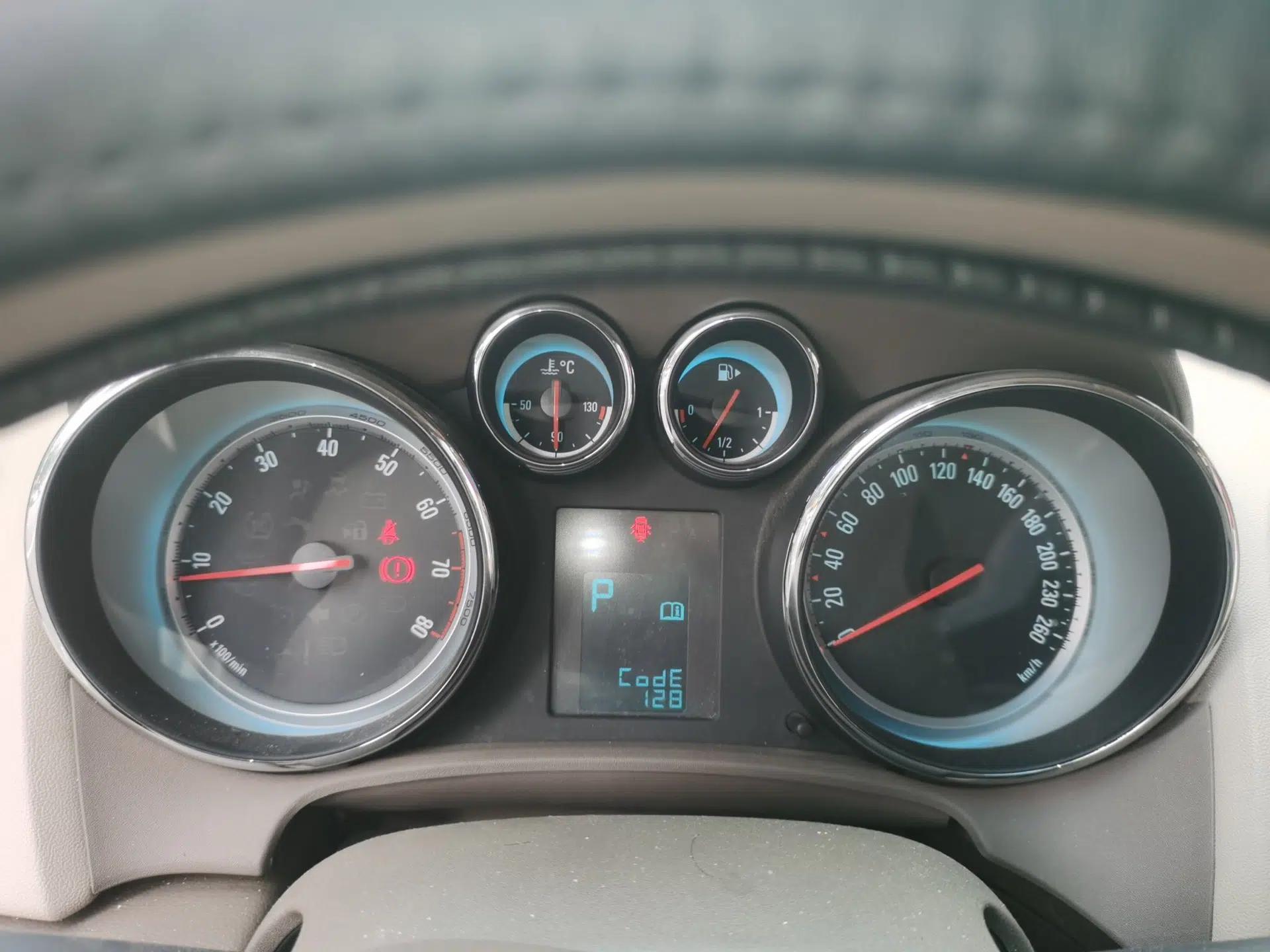 Buick GT 2013 GT 1.6L Automatic Fashion Edition — миниатюра 11