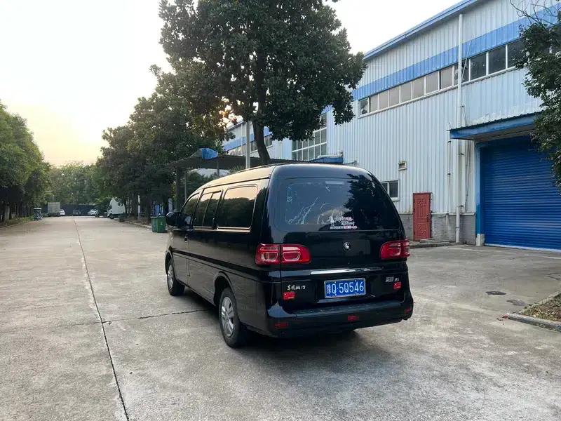 Lingzhi 2023 M5 1.6L Practical 7-Seater — миниатюра 4