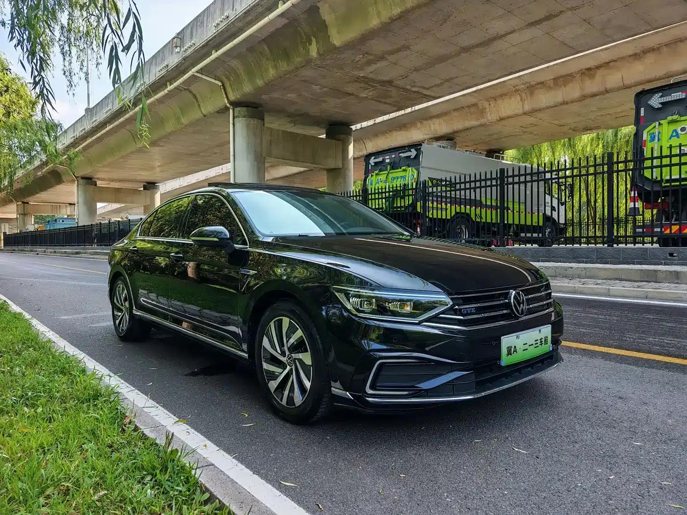 2022 Volkswagen Passat PHEV GTE Luxury Edition — миниатюра 3