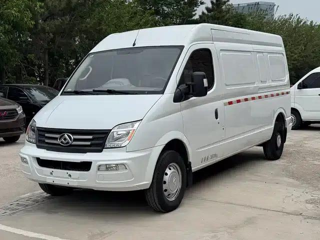 Xintu V80 2021 2.0T Manual Classic City Delivery King Long Wheelbase Mid-Roof 3-Seater