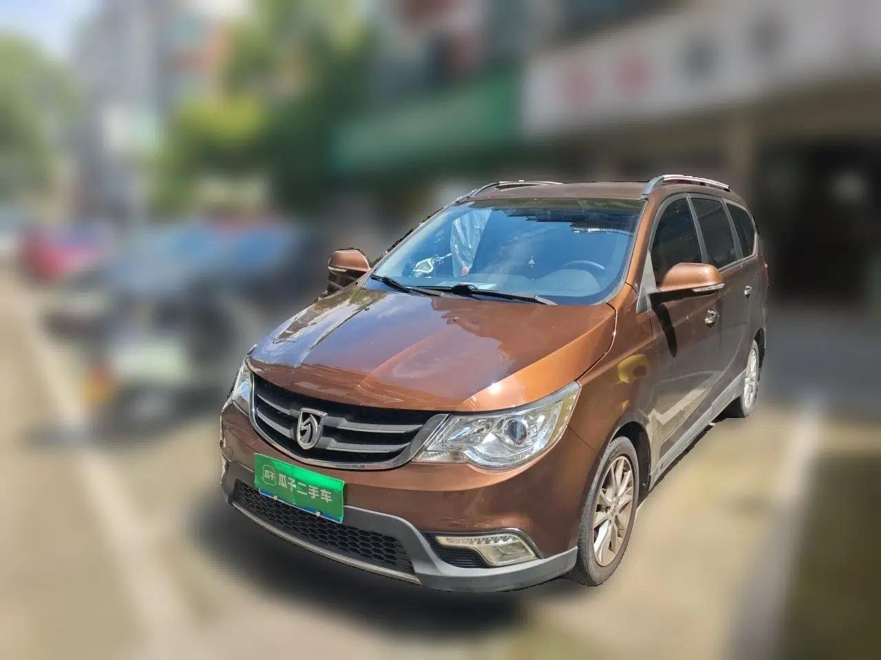 Baojun 730 2014 1.5L manual Comfort version 7 seats — миниатюра 1