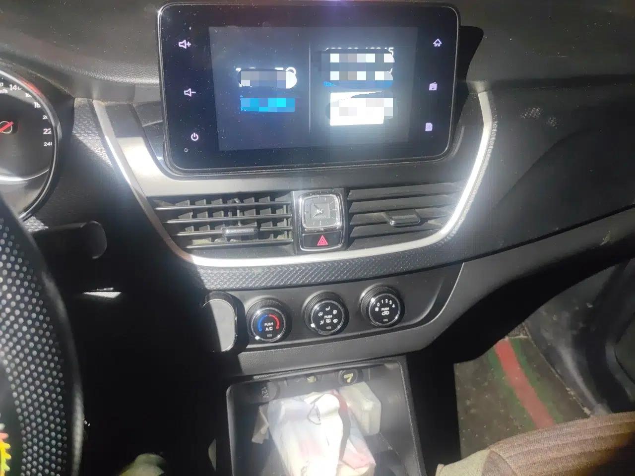 Baojun 730 2021 1.5L Manual Fashion Version 7 Seats — миниатюра 13