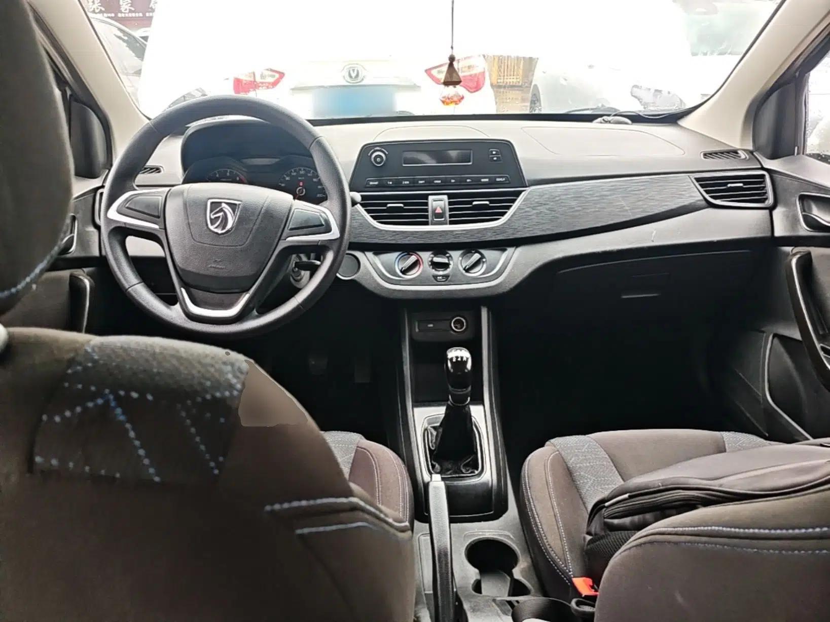 Baojun 310 2016 1.2L manual Comfort trim level — миниатюра 12