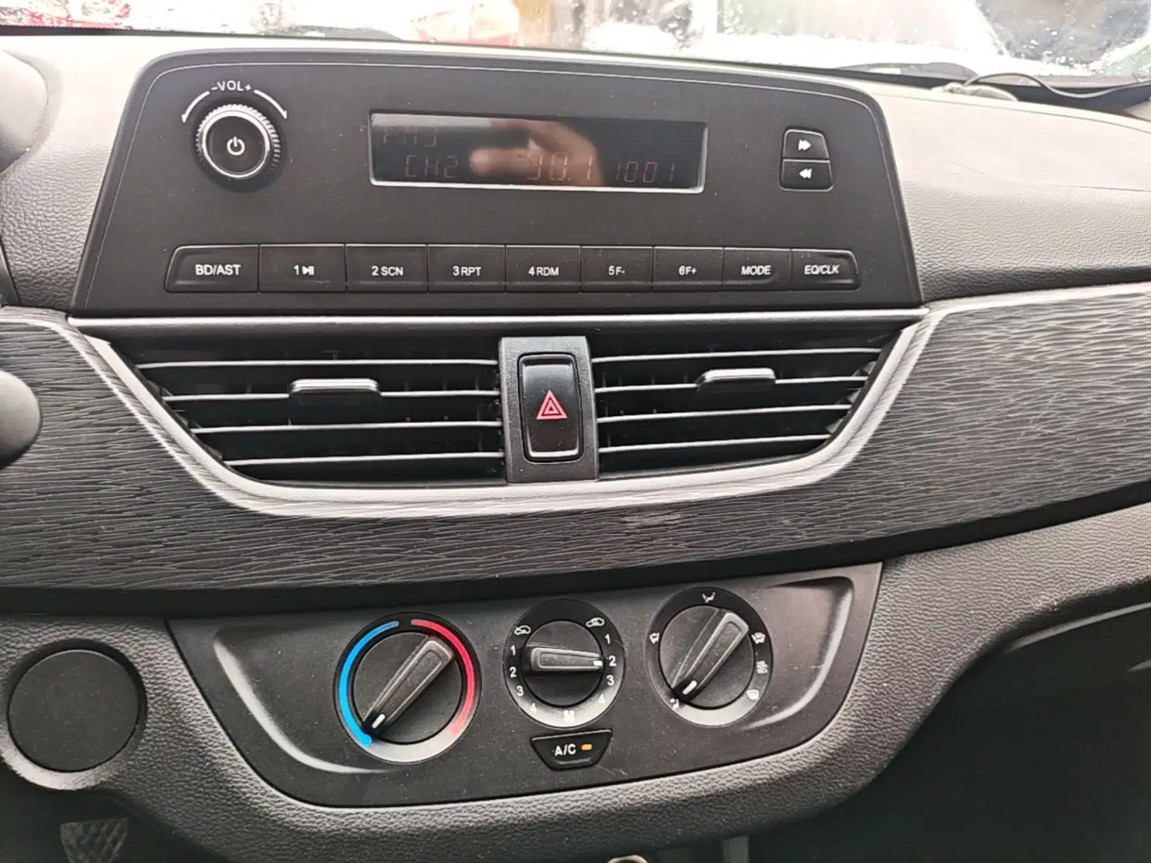 Baojun 310 2016 1.2L manual Comfort trim level — миниатюра 15