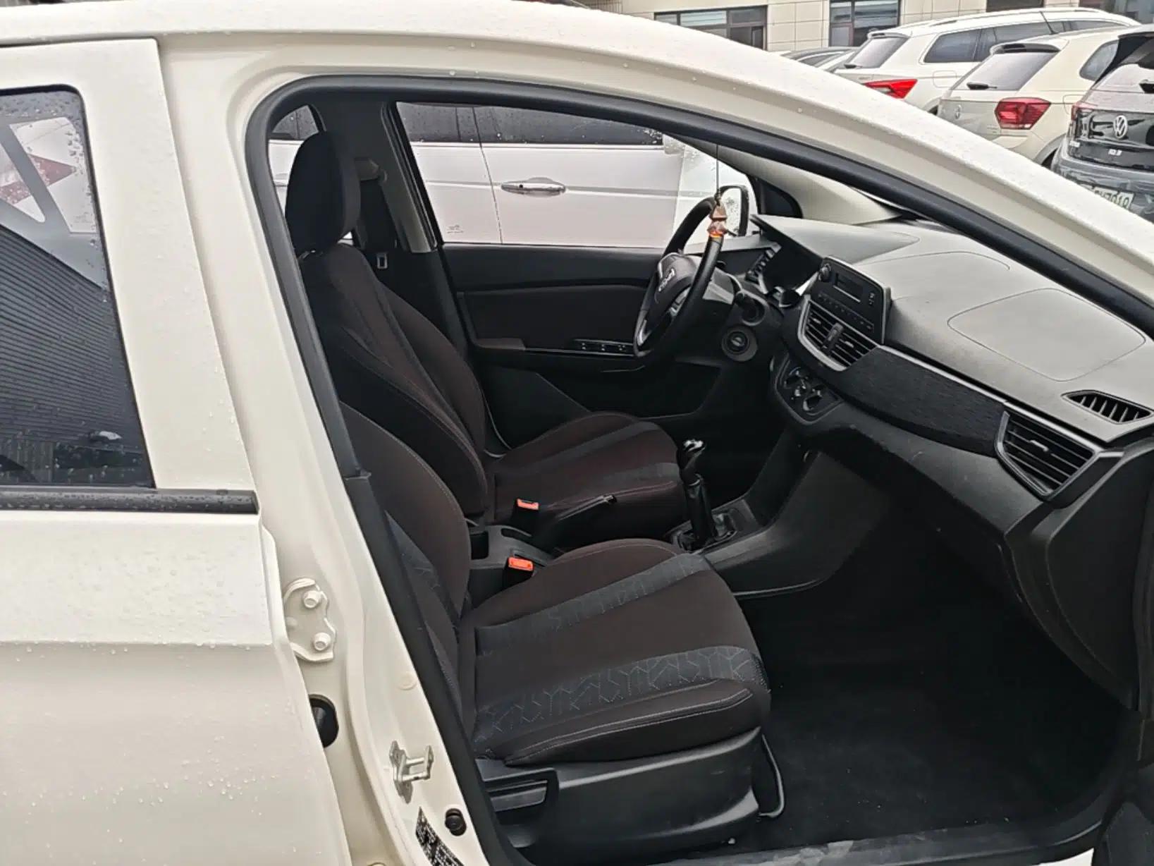Baojun 310 2016 1.2L manual Comfort trim level — миниатюра 19