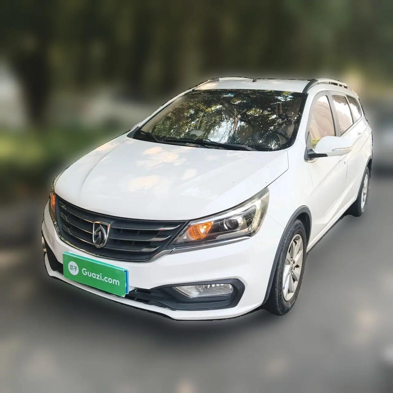 Baojun 310W 2017 1.5L Manual Fashion Model China V — миниатюра 1