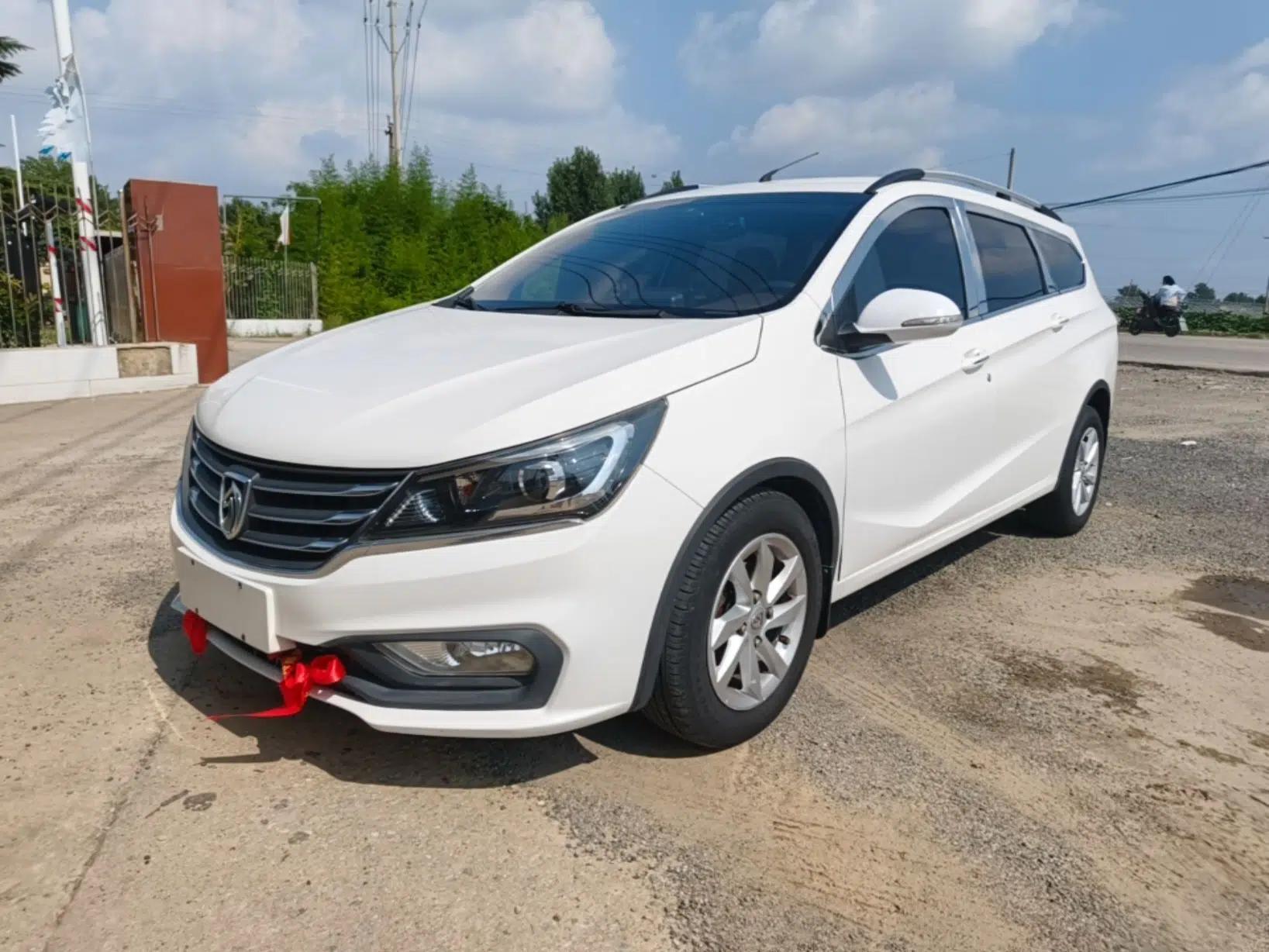 Baojun 310W 2017 1.5L Manual Fashion Model China V — миниатюра 1