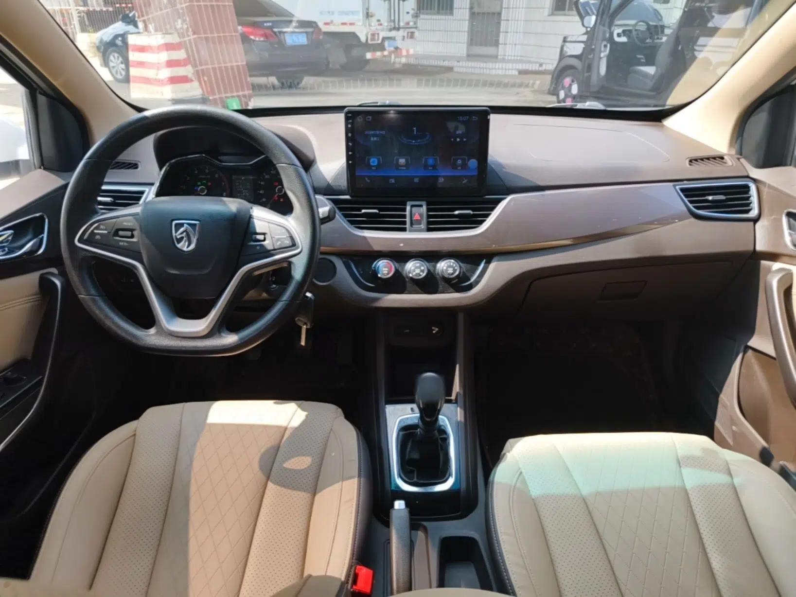 Baojun 310W 2017 1.5L Manual Fashion Model China V — миниатюра 12