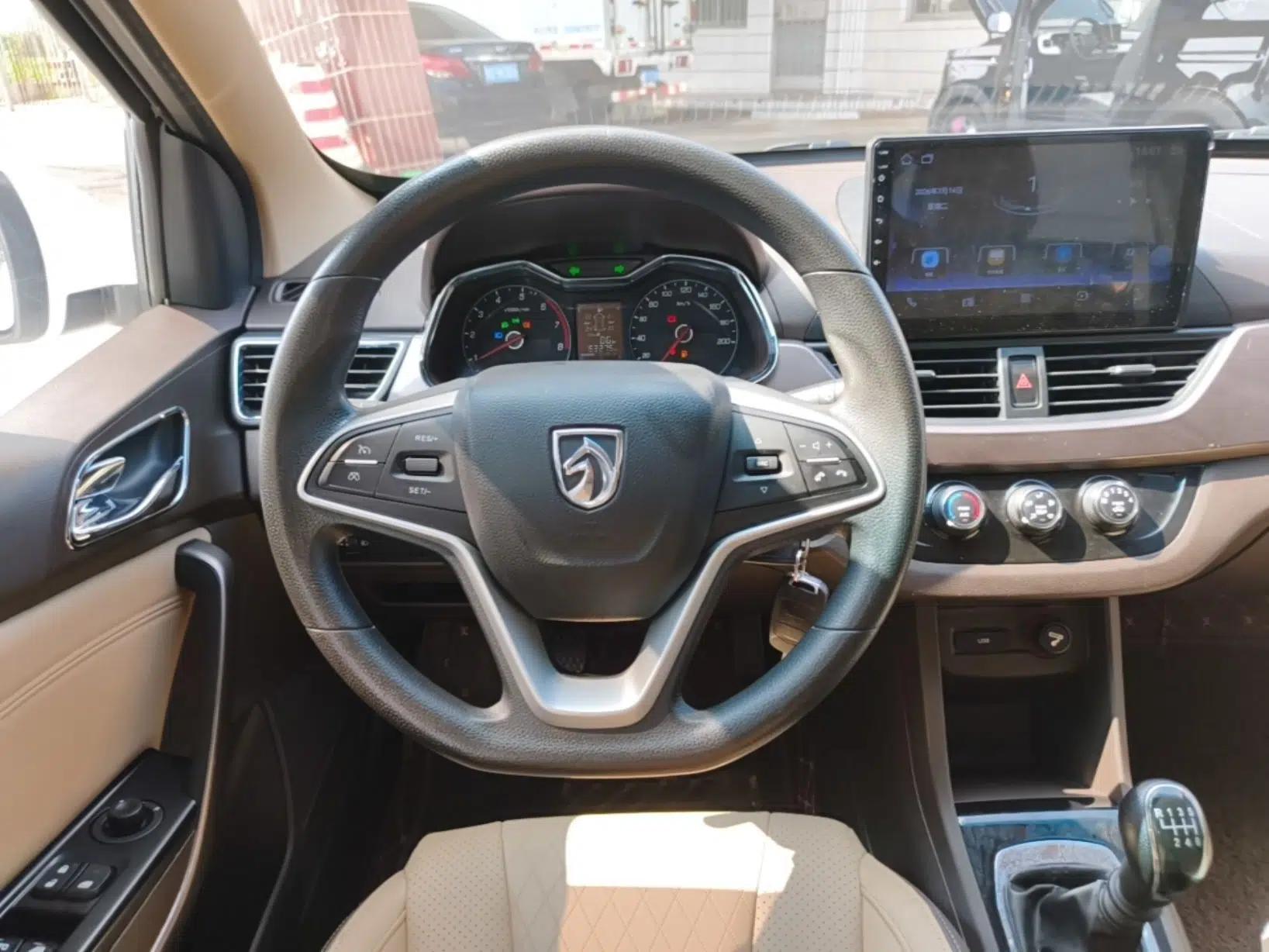 Baojun 310W 2017 1.5L Manual Fashion Model China V — миниатюра 13