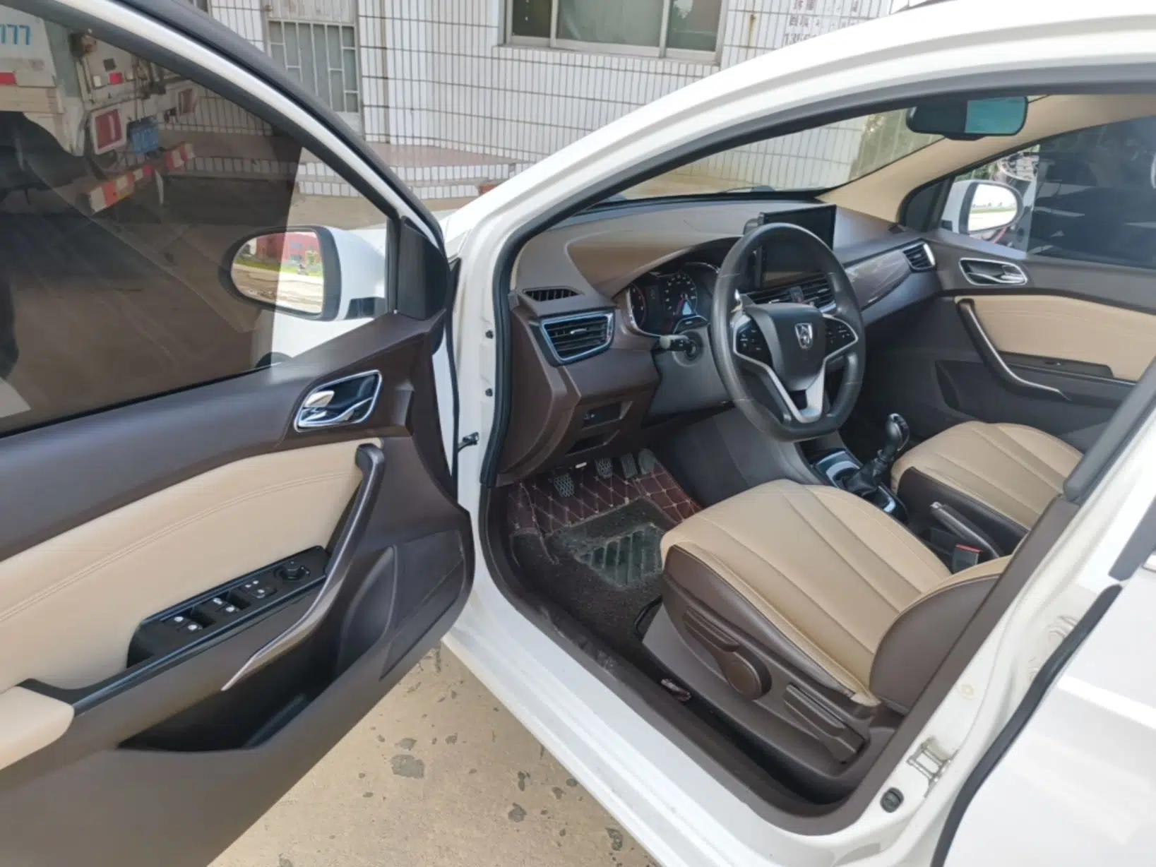 Baojun 310W 2017 1.5L Manual Fashion Model China V — миниатюра 18