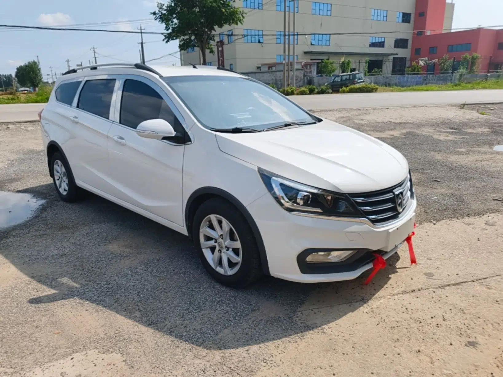 Baojun 310W 2017 1.5L Manual Fashion Model China V — миниатюра 3