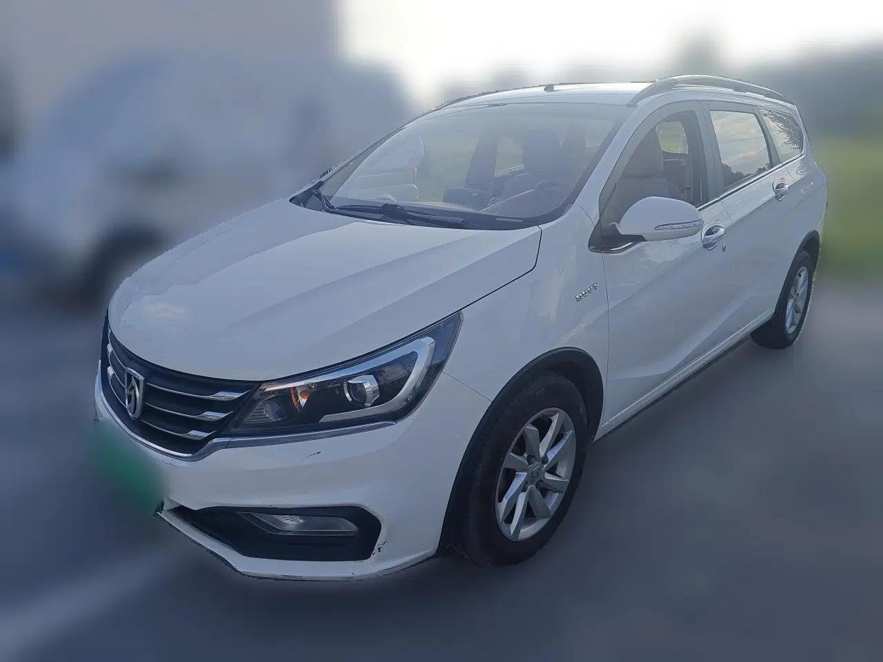 Baojun 310W 2017 1.5L Manual Fashion Model China V — миниатюра 1