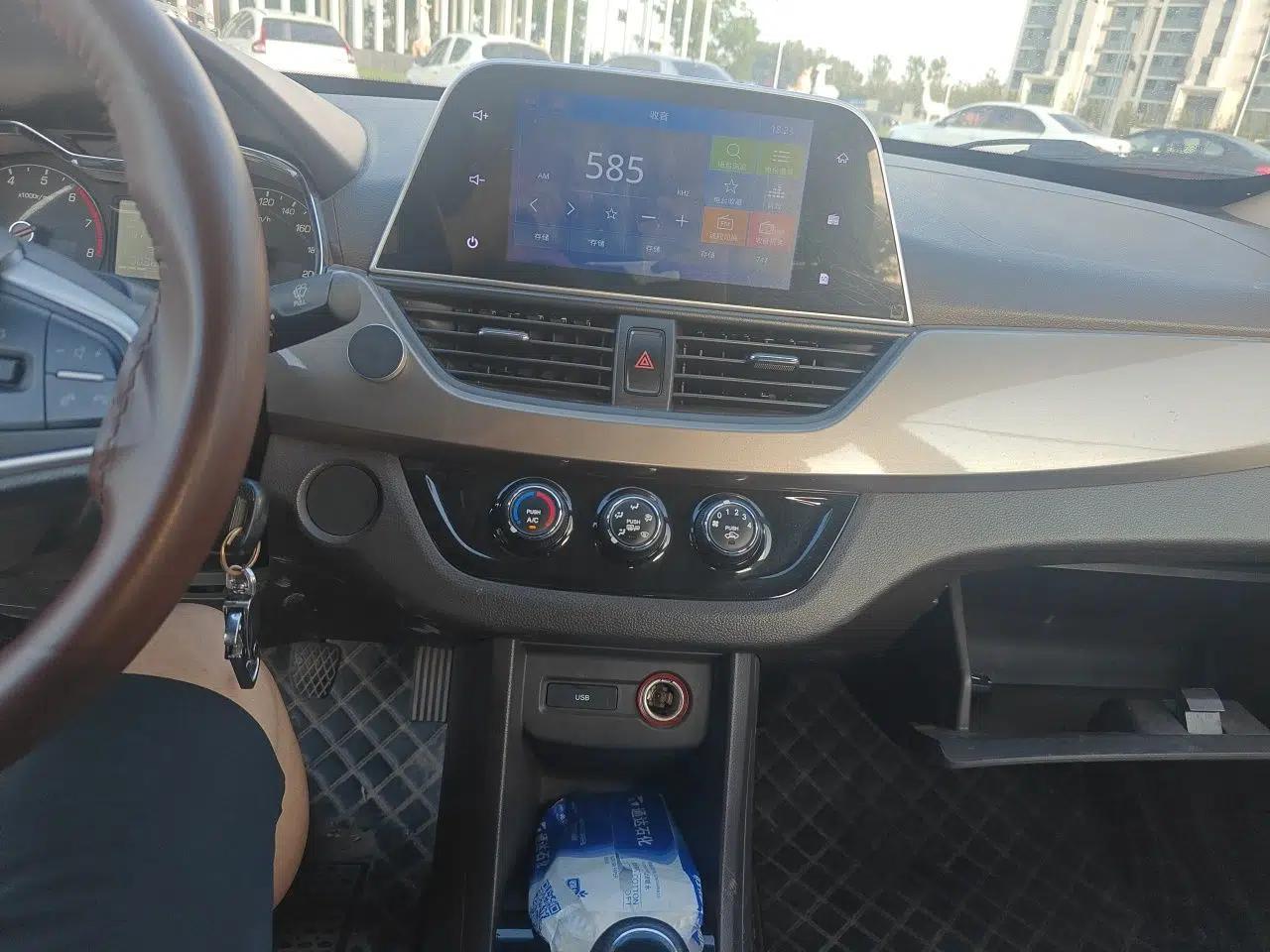 Baojun 310W 2017 1.5L Manual Fashion Model China V — миниатюра 13