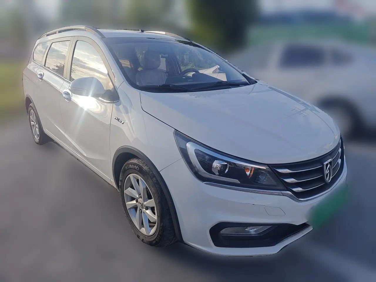 Baojun 310W 2017 1.5L Manual Fashion Model China V — миниатюра 3