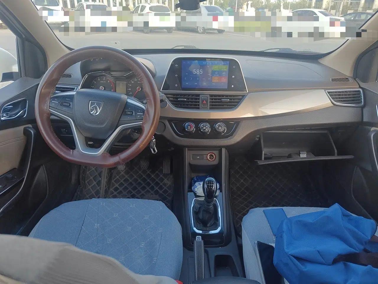 Baojun 310W 2017 1.5L Manual Fashion Model China V — миниатюра 9