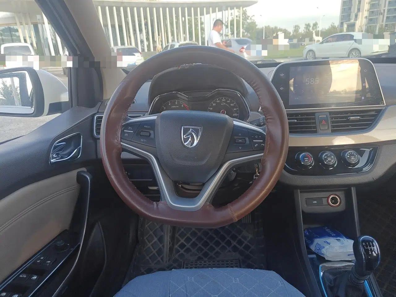 Baojun 310W 2017 1.5L Manual Fashion Model China V — миниатюра 10