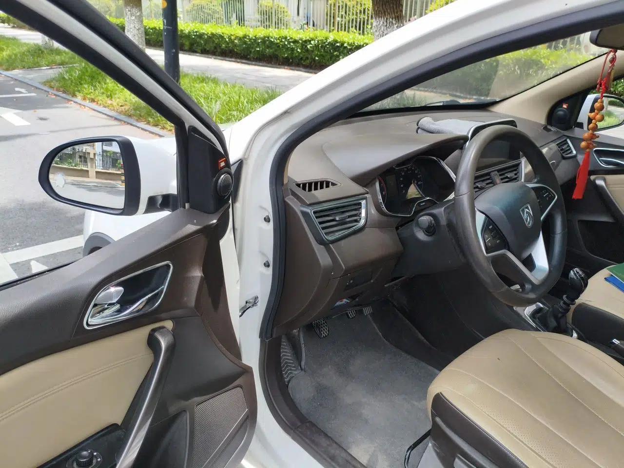 Baojun 310W 2017 1.5L Manual Fashion Model China V — миниатюра 16