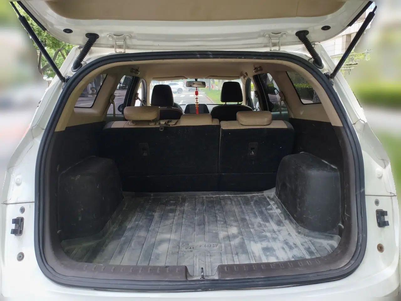 Baojun 310W 2017 1.5L Manual Fashion Model China V — миниатюра 19