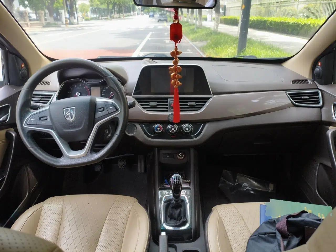 Baojun 310W 2017 1.5L Manual Fashion Model China V — миниатюра 9