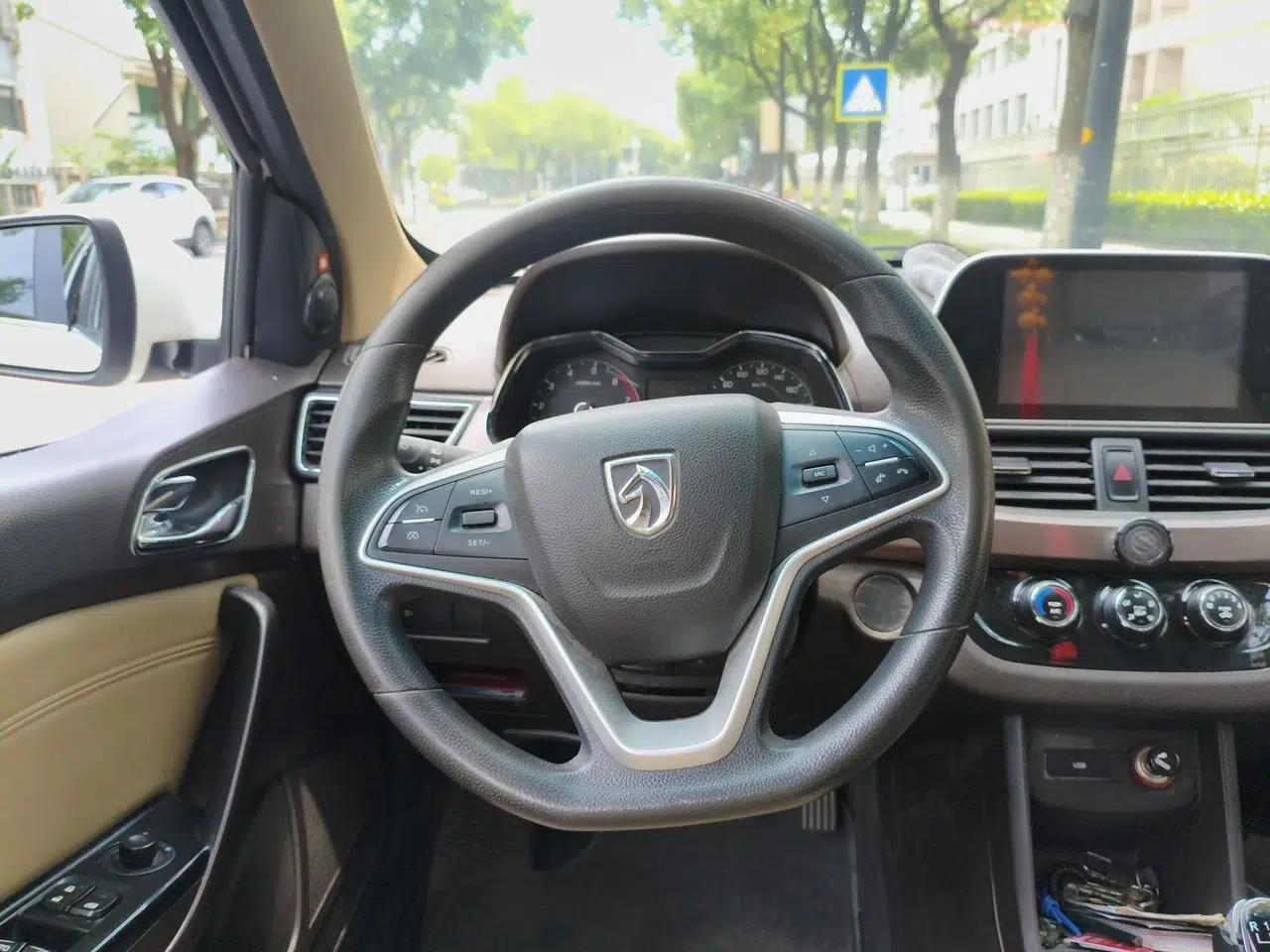 Baojun 310W 2017 1.5L Manual Fashion Model China V — миниатюра 10