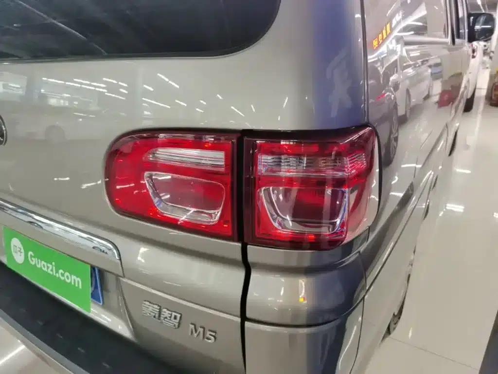 Lingzhi 2023 M5L 1.6L Basic 7-Seater — миниатюра 8