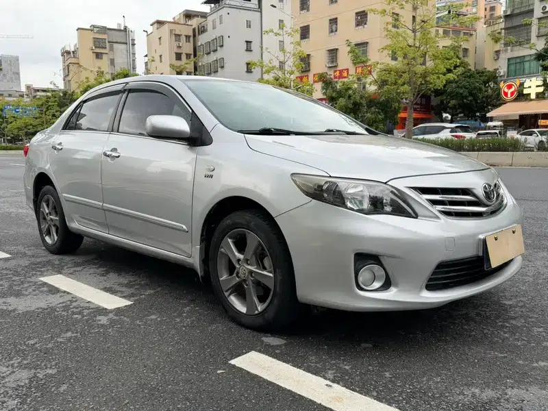 2012 Toyota Corolla Premium Edition 1.8L CVT GL-i — миниатюра 3