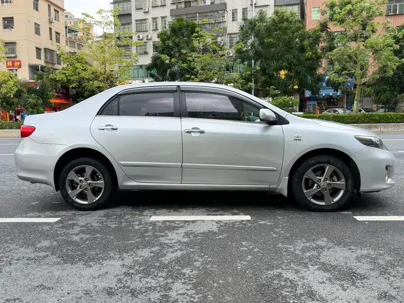 2012 Toyota Corolla Premium Edition 1.8L CVT GL-i — миниатюра 7