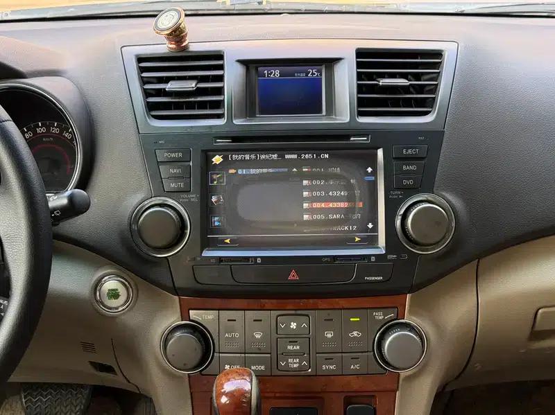2011 Highlander 2.7L 2WD 7-seater Luxury Edition — миниатюра 11