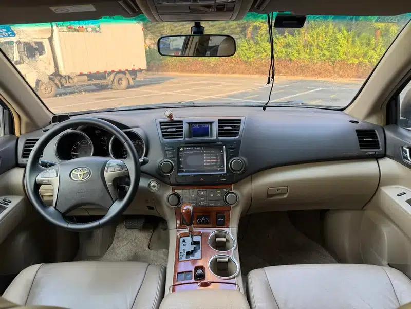 2011 Highlander 2.7L 2WD 7-seater Luxury Edition — миниатюра 10