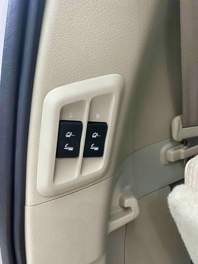 2010 Prado 4.0L Automatic VX — миниатюра 18