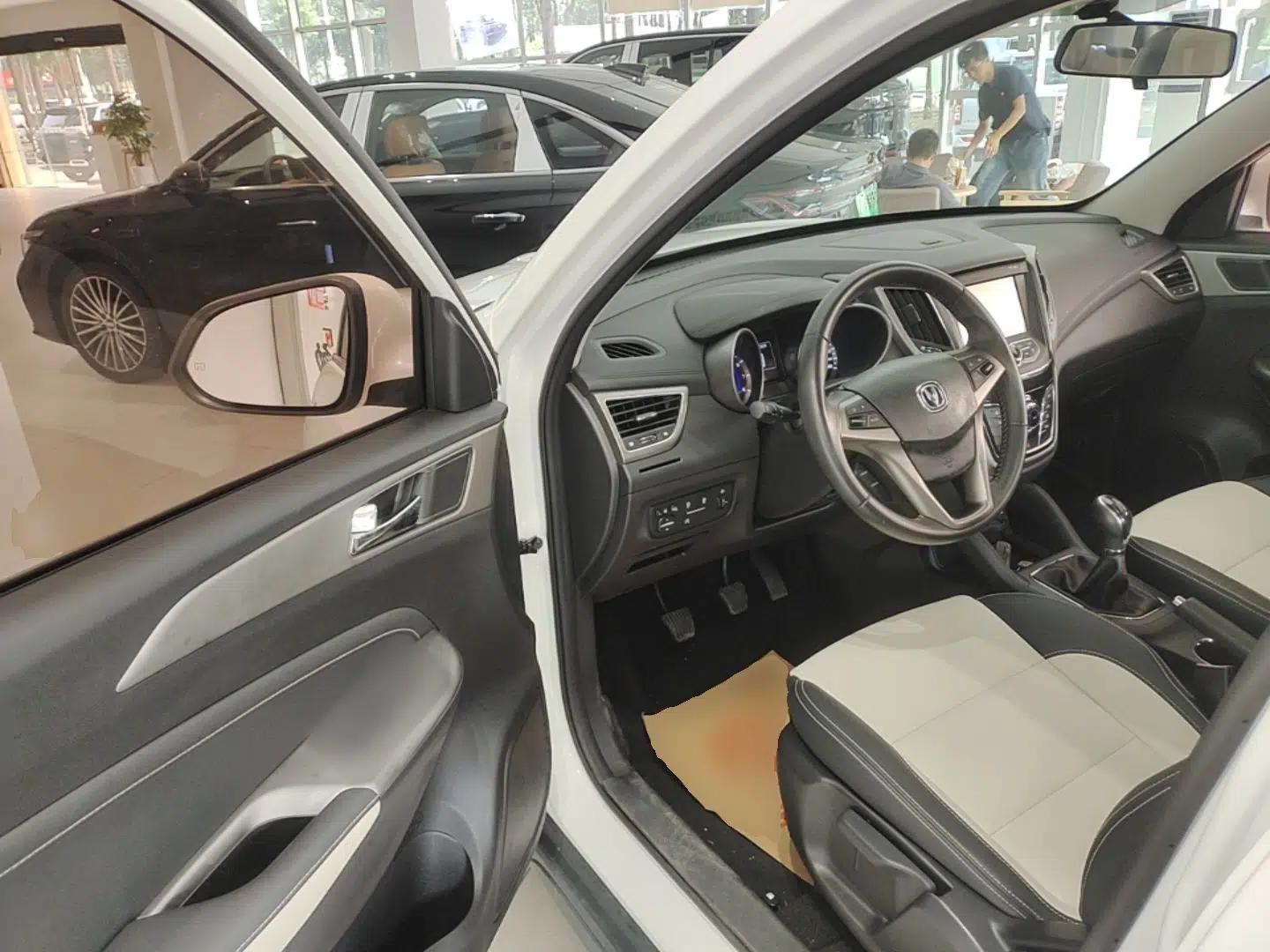 CHANGAN CS35 2017 1.6L Manual Luxury Model — миниатюра 23