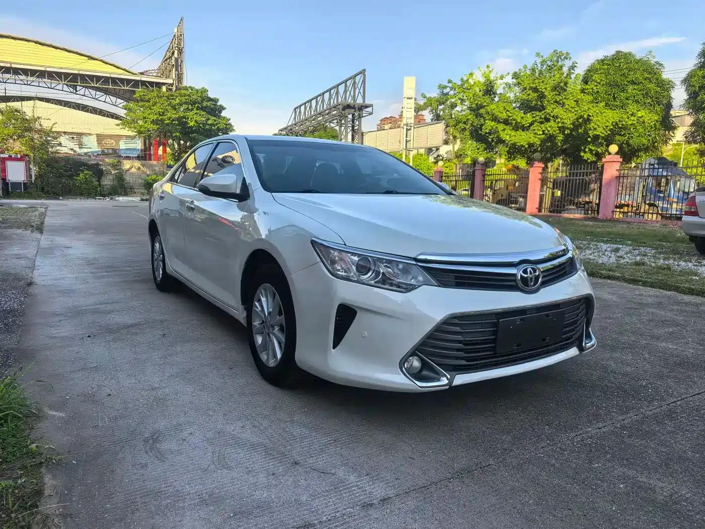 Camry 2015 2.0G Leading Edition — миниатюра 3