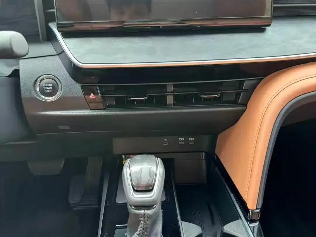 2024 Camry 2.0GVP Luxury Edition — миниатюра 18