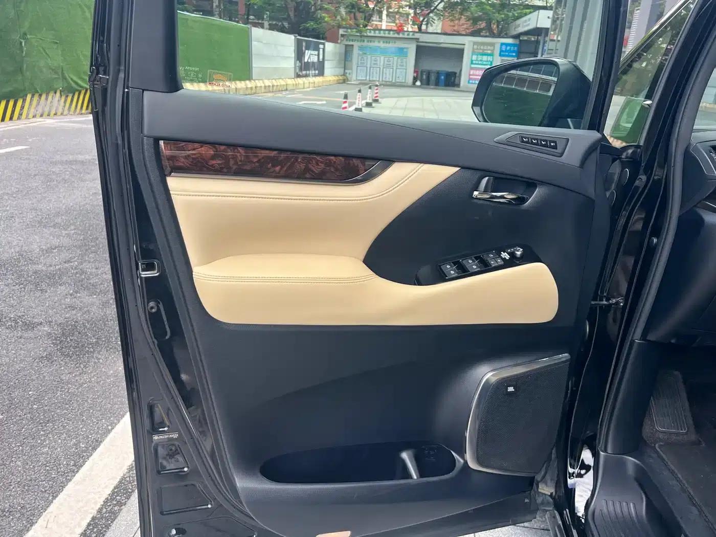2018 Alphard Facelift 3.5L Luxury Edition — миниатюра 28