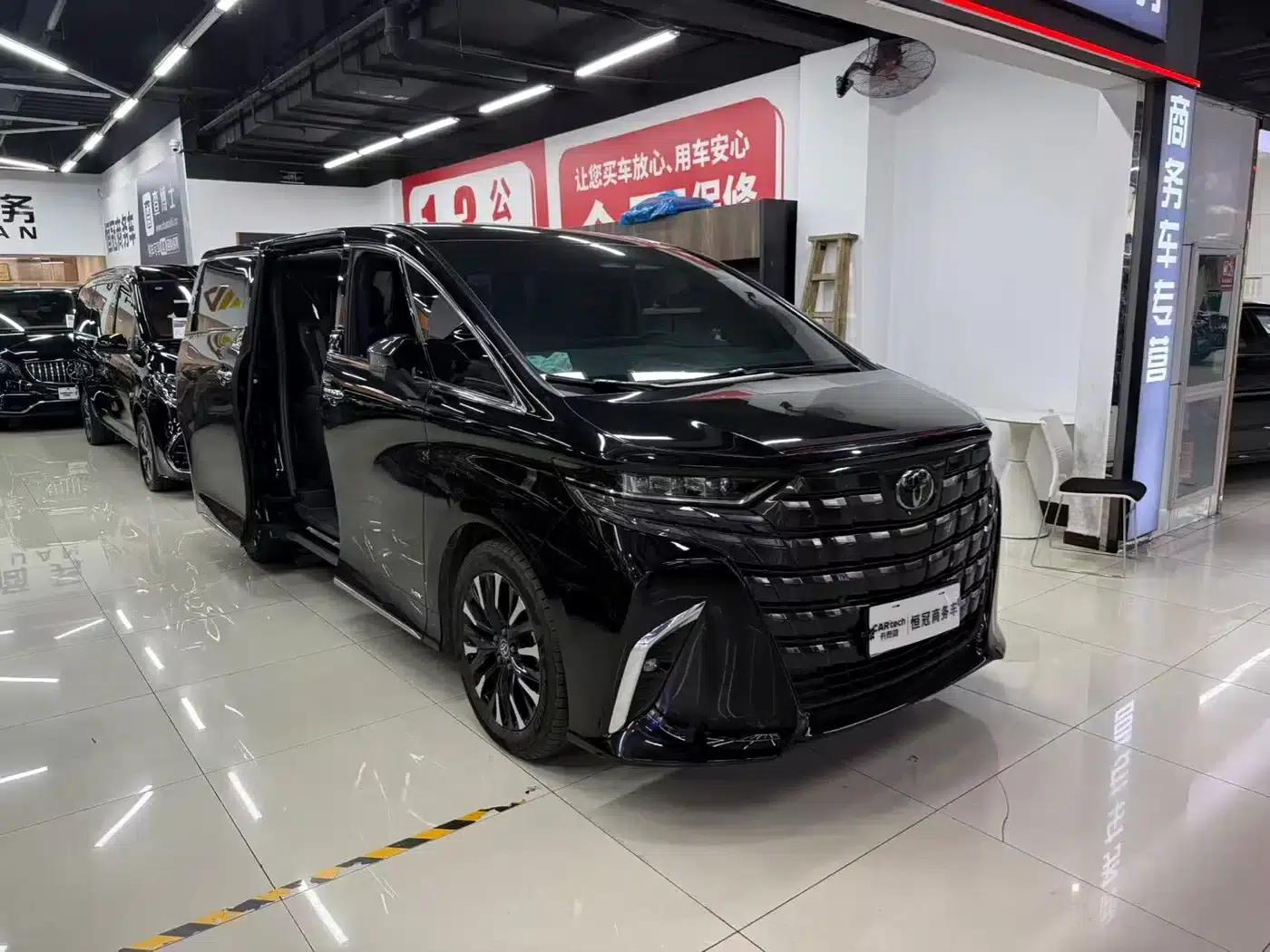 2024 Alphard Hybrid 2.5L Premium Edition — миниатюра 3