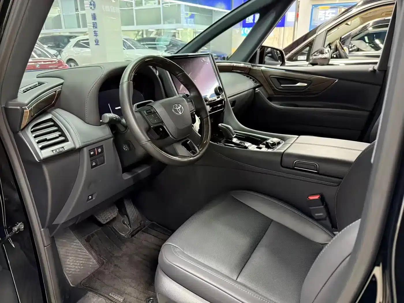 2024 Alphard Hybrid 2.5L Premium Edition — миниатюра 5