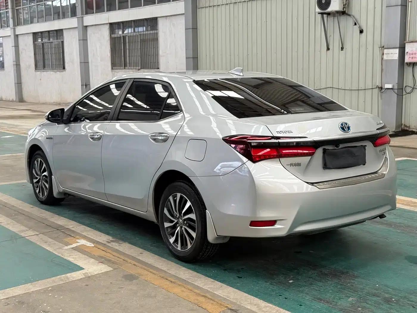 2017 Toyota Corolla Hybrid 1.8L E-CVT Leading Edition (Facelift) — миниатюра 6