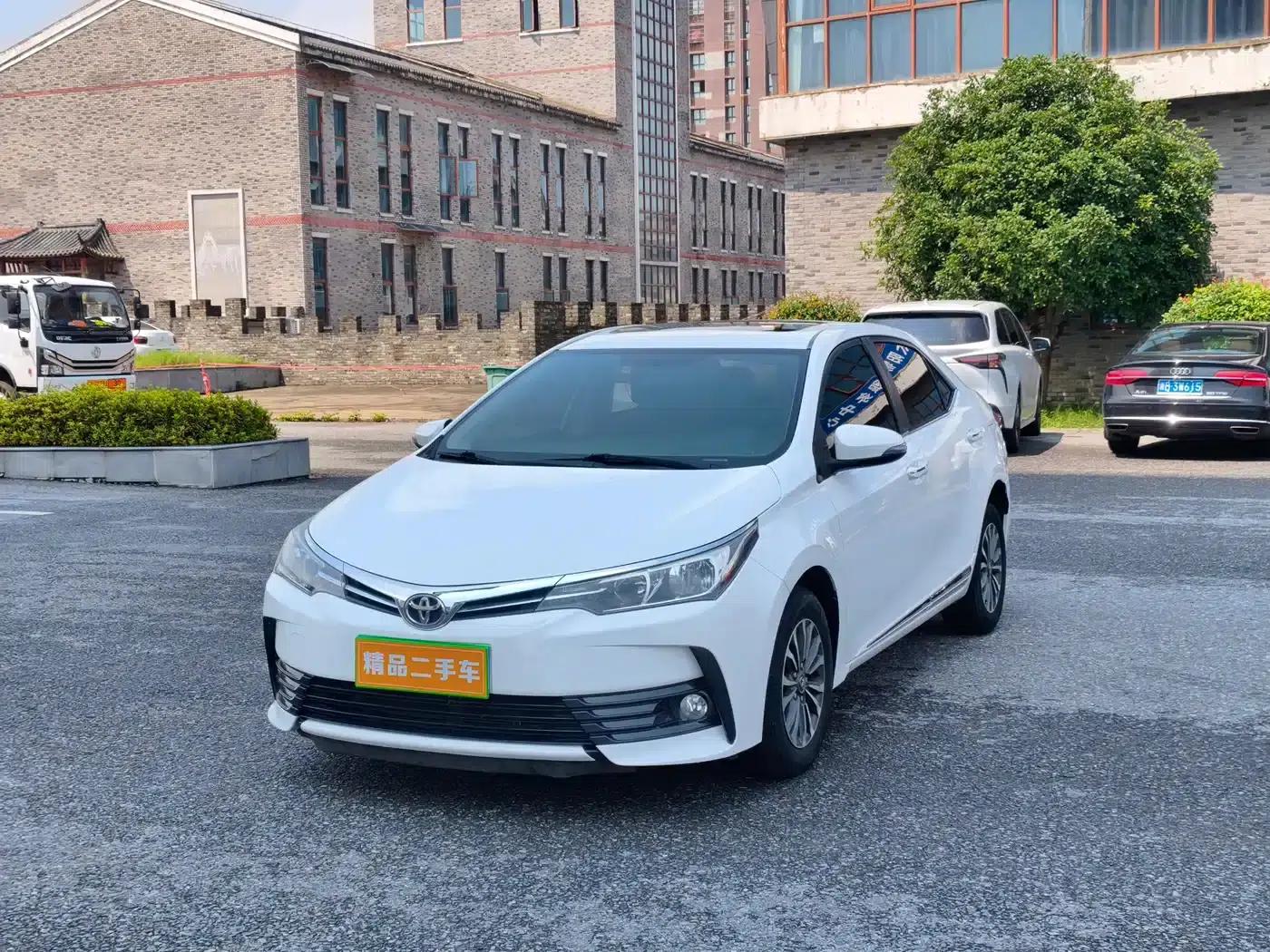 2017 Corolla Facelift 1.2T S-CVT GL-i — миниатюра 1