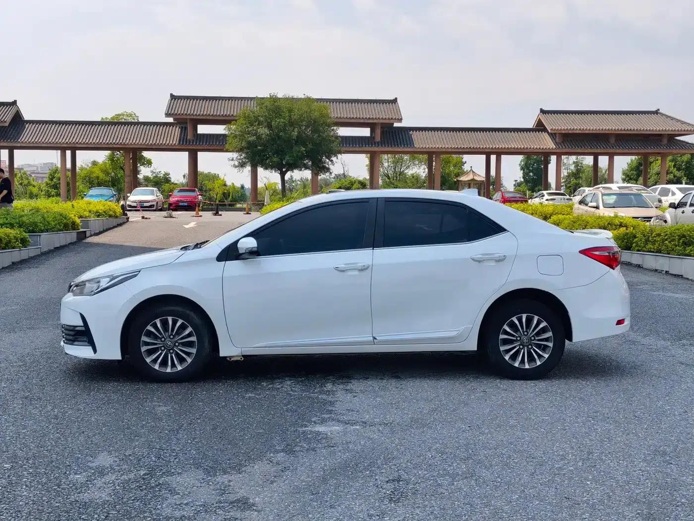 2017 Corolla Facelift 1.2T S-CVT GL-i — миниатюра 4