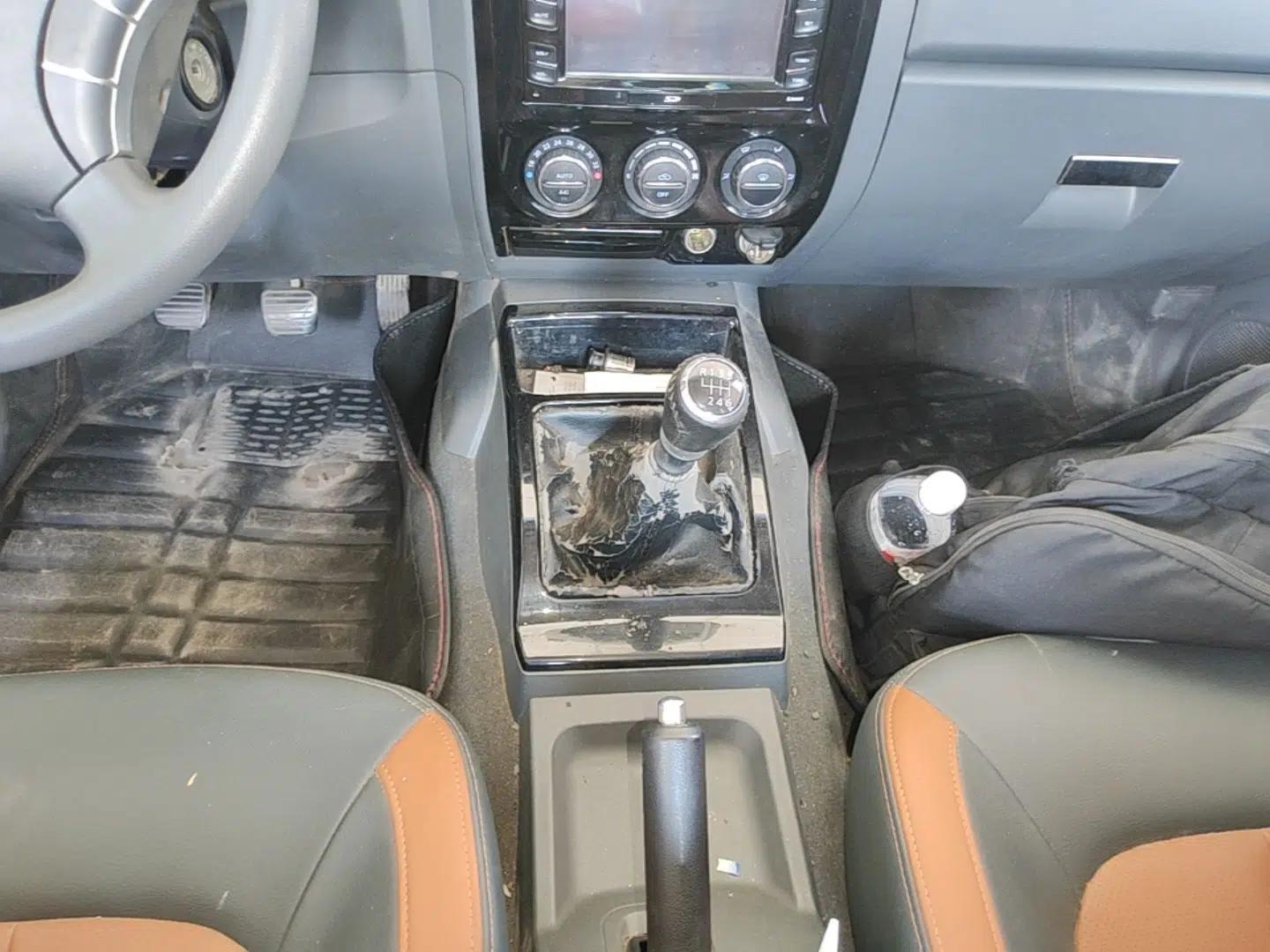 Great Wall Wingle 5 2013 2.0T European Version Two-Wheel Drive Elite Edition 6MT Big Double Cab GW4D20B — миниатюра 21