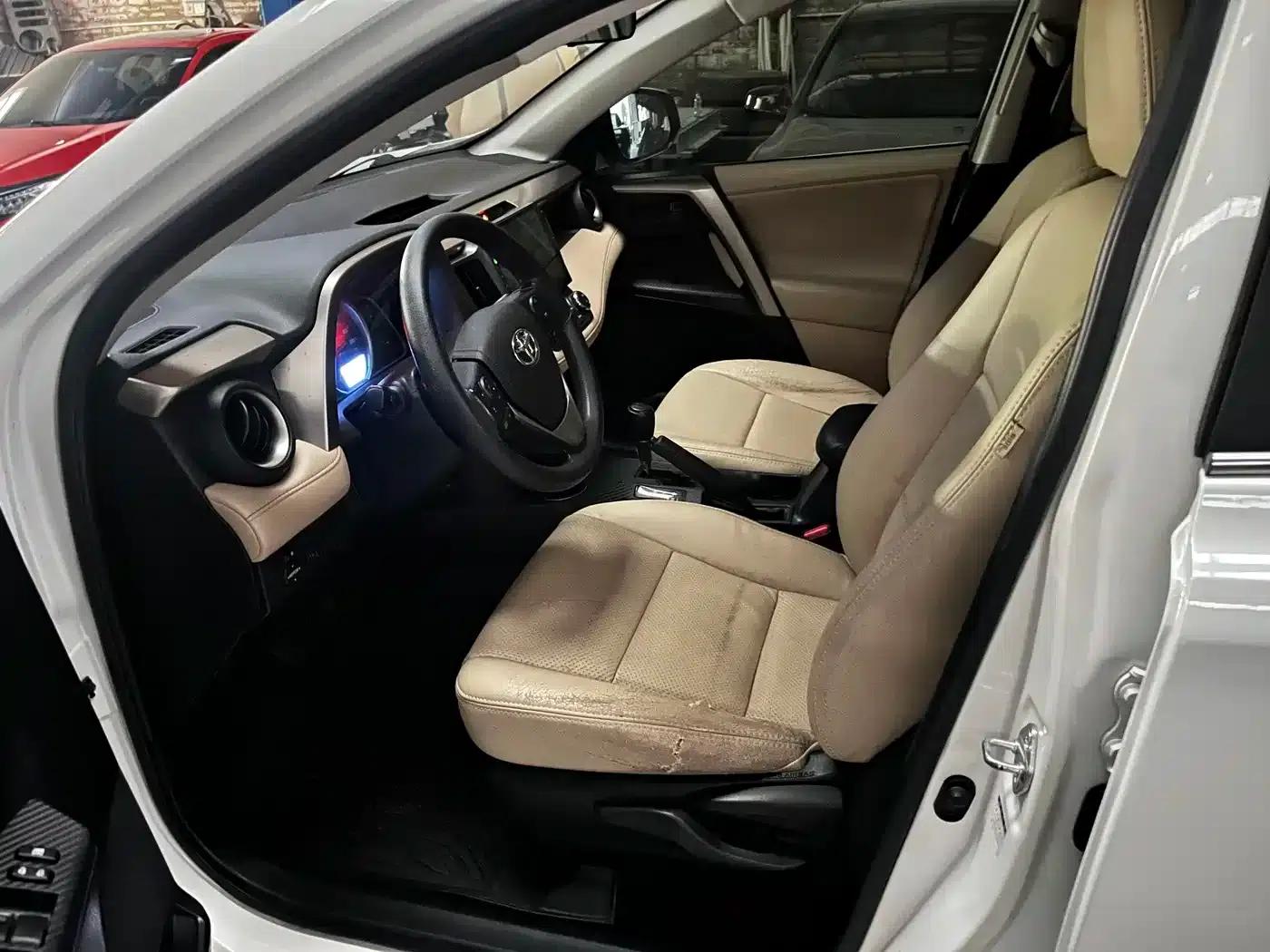 2015 RAV4 2.0L CVT 2WD Fashion Edition — миниатюра 3