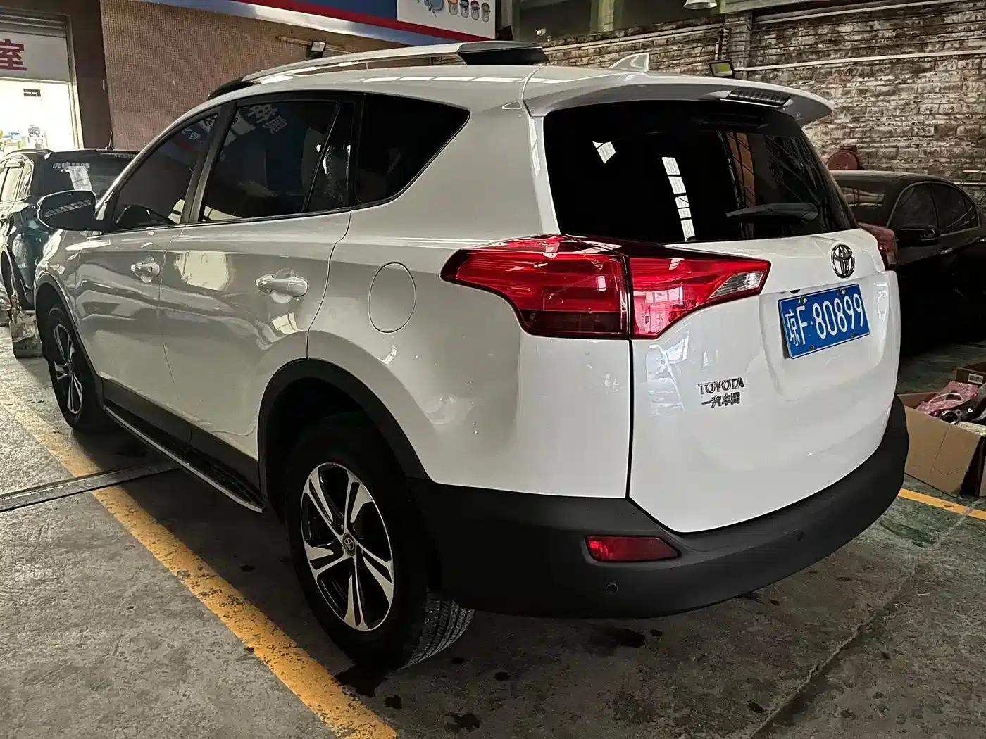 2015 RAV4 2.0L CVT 2WD Fashion Edition — миниатюра 9