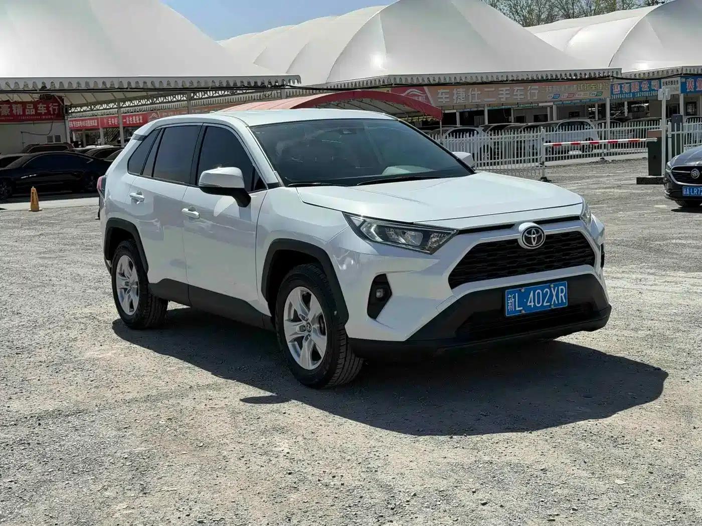 2023 RAV4 2.0L CVT 2WD Urban Edition — миниатюра 3