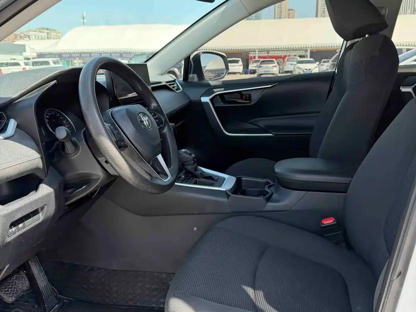 2023 RAV4 2.0L CVT 2WD Urban Edition — миниатюра 4
