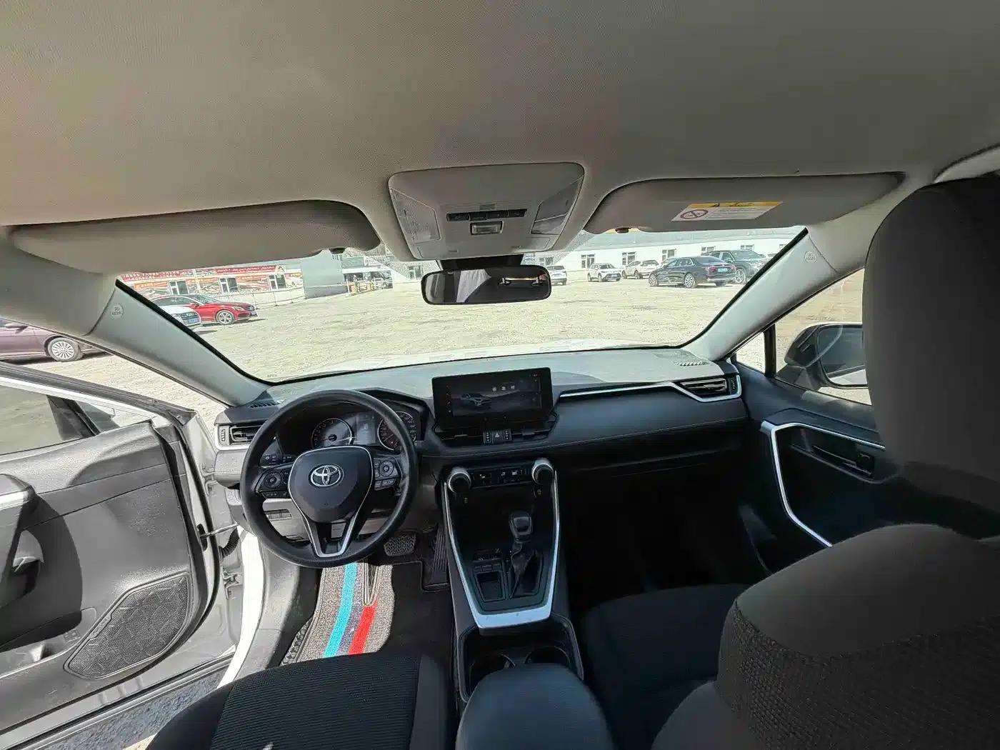 2023 RAV4 2.0L CVT 2WD Urban Edition — миниатюра 5