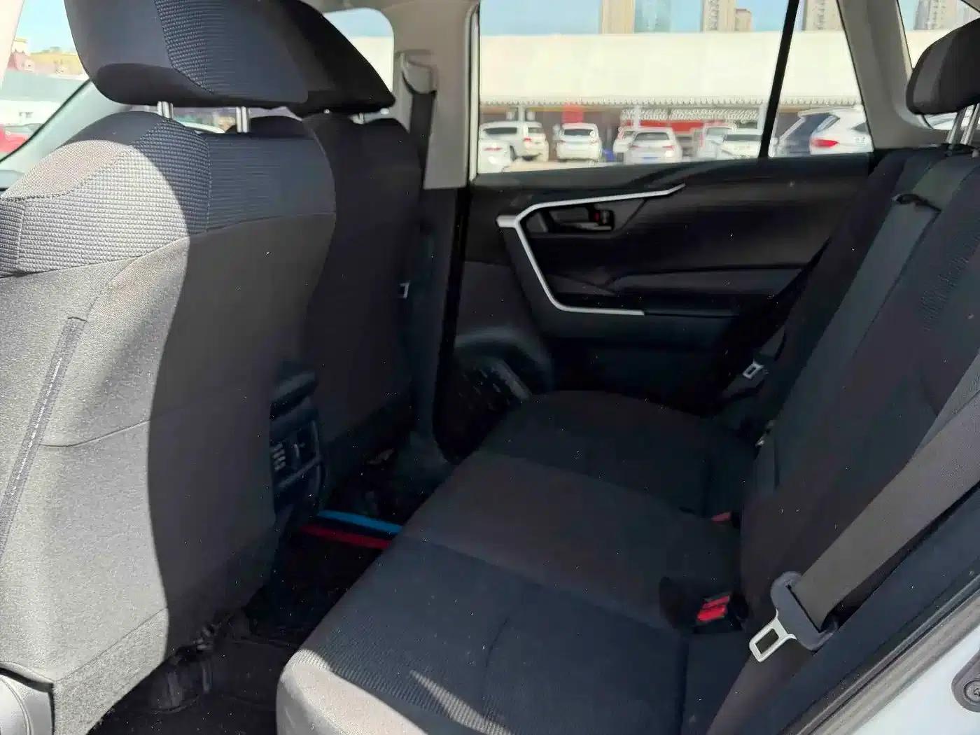 2023 RAV4 2.0L CVT 2WD Urban Edition — миниатюра 6